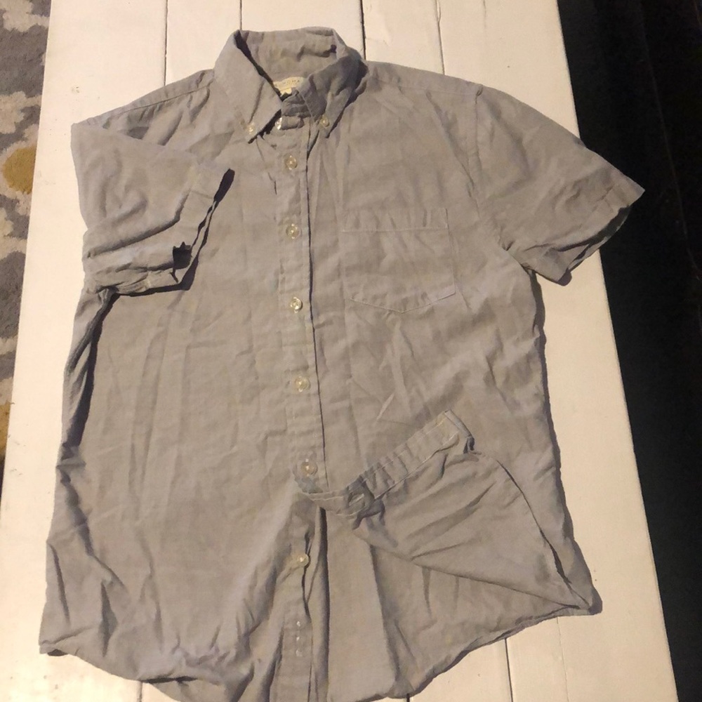 Men’s gray button up.